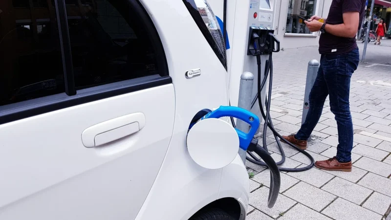 Elektryczna rewolucja: Przyszłość motoryzacji bez spalin