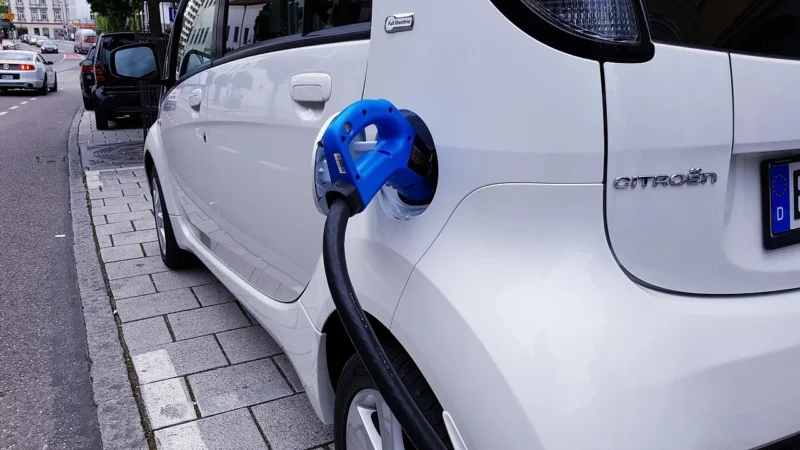 Nowoczesne technologie w motoryzacji: Od hybryd po AI