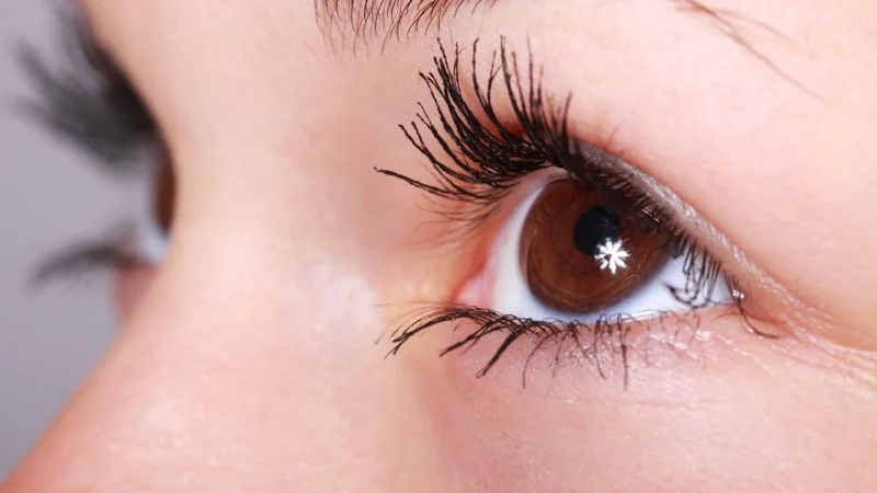 Sekret idealnych brwi: makijaż permanentny i laseroterapia